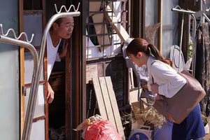 Đánh roi mạnh và xuất tinh vào cái mông bị đánh roi của cô ấy