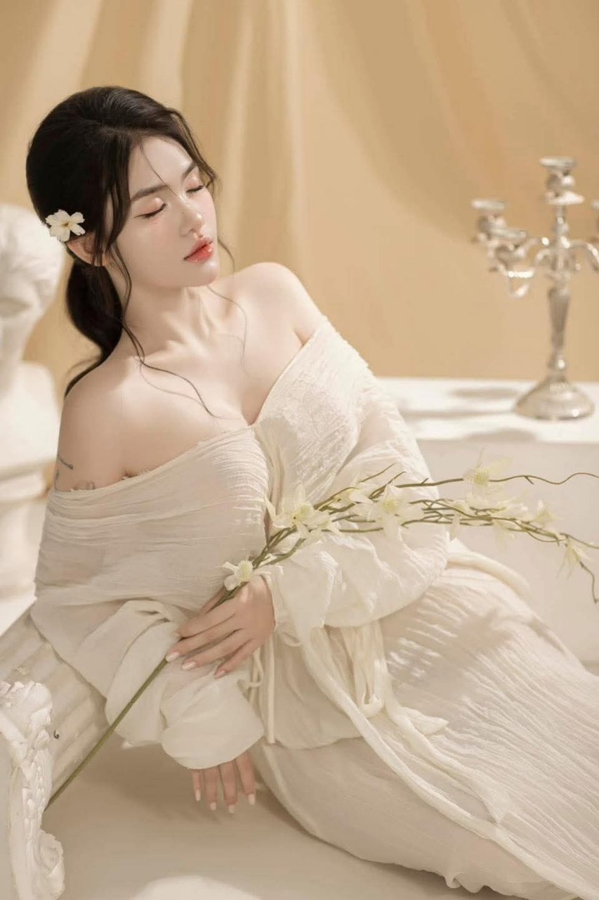 Vú to và mềm, quần lót bị kéo xuống và cọ xát, họng sâu, kẹp vú, titjob, góc nhìn thứ nhất, quan hệ tình dục, cưỡi và lắc vú