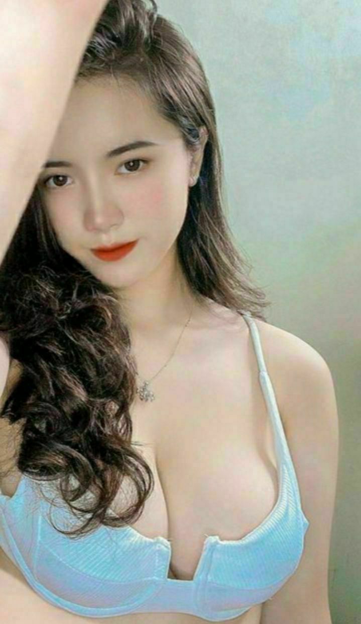 Cận cảnh Melody Marks bú buồi cha dượng đầu hói